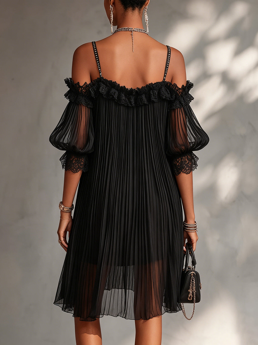 Victoria | Minivestido negro de muselina con hombros al aire y ribete de encaje