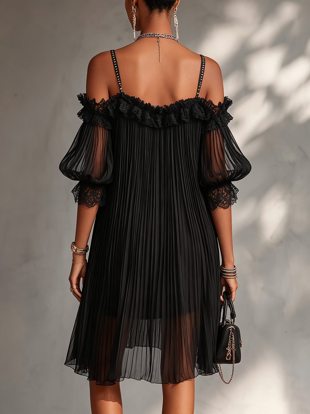 Victoria | Minivestido negro de muselina con hombros al aire y ribete de encaje